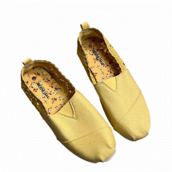 Ardene mustard Yellow Toms Style Slip on Flats w Lace Detailing Size 10 - Picture 3 of 7